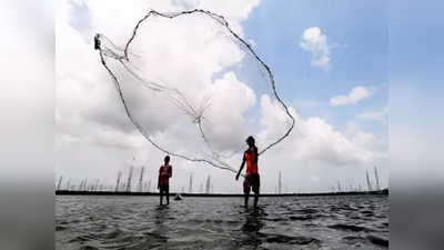 खडकावर आदळून मासेमारी बोटीचा अपघात; मच्छिमार सुखरुप