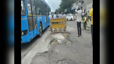 Pothole accident in Bengaluru: ರಾಜಧಾನಿಯಲ್ಲಿ ಯಮಸ್ವರೂಪಿ ಗುಂಡಿಗಳಿಂದ ಅಪಘಾತ- ಮಹಿಳೆ ಸ್ಥಿತಿ ಗಂಭೀರ