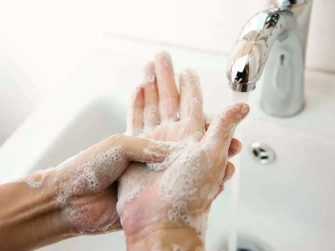 ​कॉन्टैक्ट लेंस को छूने से पहले हाथों को साफ करें