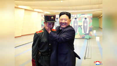 ​गाल पर तानाशाह का हाथ और झुकी हुई नजरें... देखें किम जोंग उन से गले मिलकर खौफ से भरे सैनिकों के चेहरे
