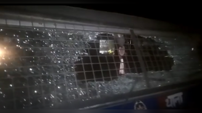 Buxar News: बक्सर में छापेमारी करने गई पुलिस टीम पर हमला, की गाड़ियों में तोड़फोड़