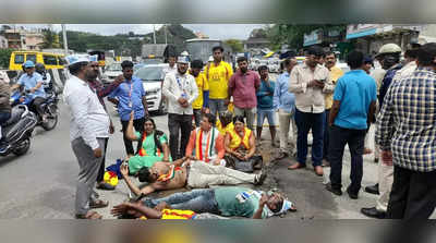 AAP Protest - ರಸ್ತೆ ಗುಂಡಿ ಅಪಘಾತ ನಡೆದ ಸ್ಥಳದಲ್ಲೇ ಆಮ್ ಆದ್ಮಿ ಪಕ್ಷದಿಂದ ಉರುಳುಸೇವೆ ಪ್ರತಿಭಟನೆ
