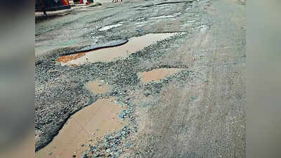 Road pothole | ನಿತ್ಯ ಸಂಚಾರಕ್ಕೆ ಸಂಚಕಾರ: ಗುಂಡಿ ಬಿದ್ದ ಬಳ್ಳೀಬೈಲು-ಹೆಬ್ಬೈಲು ಸಂಪರ್ಕ ರಸ್ತೆ