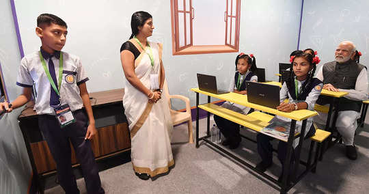 PM Modi launches Mission Schools of Excellence in Adalaj, Gujarat, Watch  digital black board in Smart class- पीएम मोदी ने मिशन स्कूल्स ऑफ एक्सीलेंस  की शुरुआत की