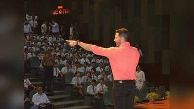 छात्र के कहने पर अक्षय कुमार ने मंच पर किया फिल्मी सीन, बच्चों से कही दिल को छू लेने वाली बात