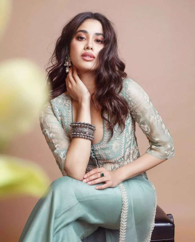 Janhvi Kapoor: டைட் டிரெஸ்ஸில் டக்கரான போஸ்: ஜான்வி கபூரின் அசத்தல் போட்டோஸ்.!