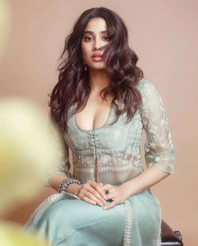 Janhvi Kapoor: டைட் டிரெஸ்ஸில் டக்கரான போஸ்: ஜான்வி கபூரின் அசத்தல் போட்டோஸ்.!