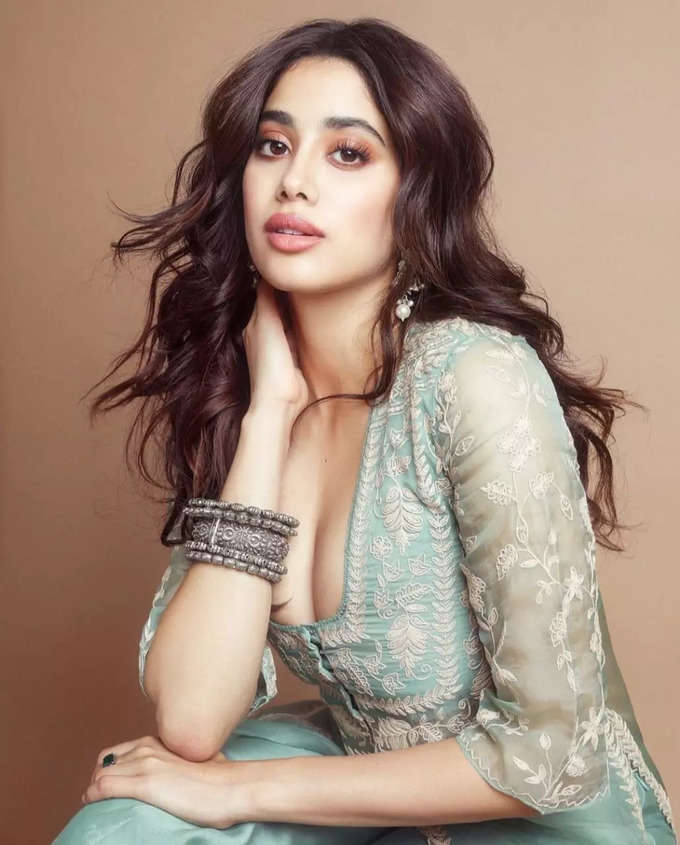 Janhvi Kapoor: டைட் டிரெஸ்ஸில் டக்கரான போஸ்: ஜான்வி கபூரின் அசத்தல் போட்டோஸ்.!