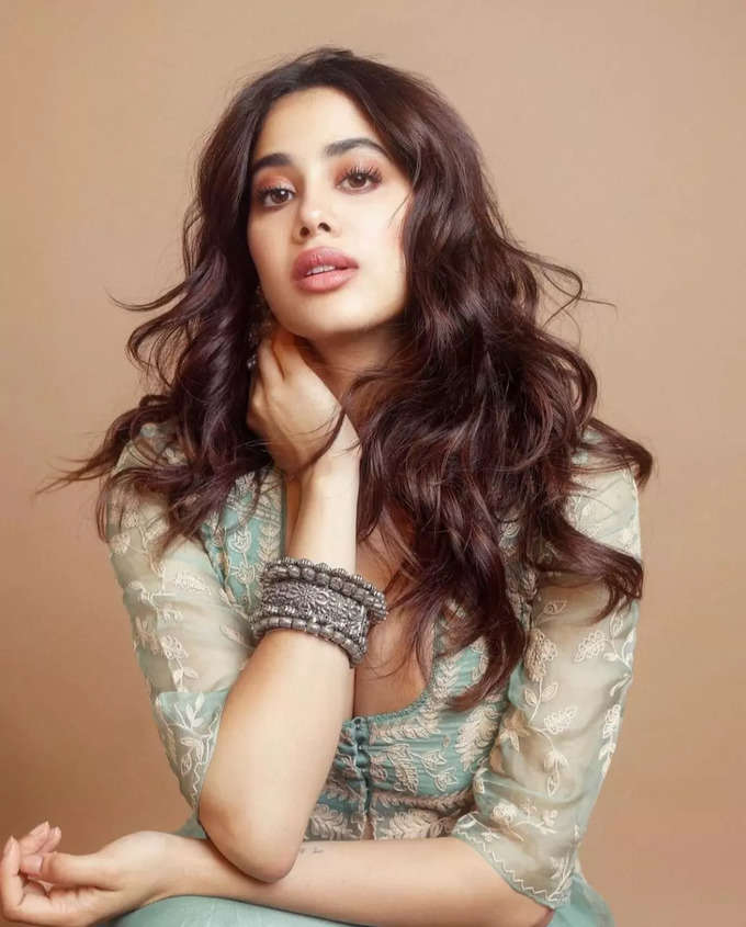 Janhvi Kapoor: டைட் டிரெஸ்ஸில் டக்கரான போஸ்: ஜான்வி கபூரின் அசத்தல் போட்டோஸ்.!