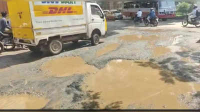 Road Potholes In Hubballi - ಹುಬ್ಬಳ್ಳ್ಯಾಗ ಹಾಯಬ್ಯಾಡ್ರಿ, ಕೈ ಕಾಲು ಮುರಕೊಂಡ ಮನಿಗೆ ಹೋಗಬ್ಯಾಡ್ರಿ..!