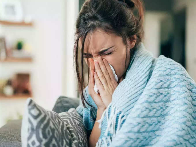 सर्दी, फ्लू जैसे लक्षणों वाले लोगों से दूर रहें