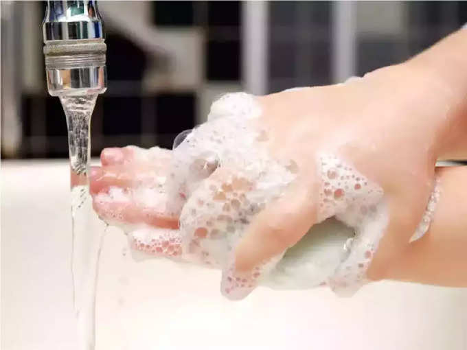 हात न धुता व सॅनिटाइज न करता चेह-याला स्पर्श करू नका
