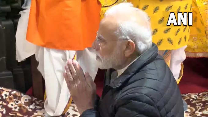 बदरी विशाल में पूजा कर रहे पीएम नरेंद्र मोदी