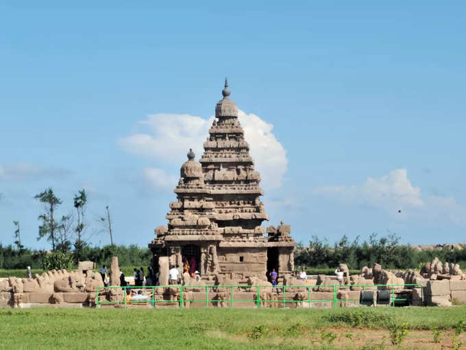 ತೀರದಲ್ಲಿ ಸುಂದರ ದೇವಸ್ಥಾನ