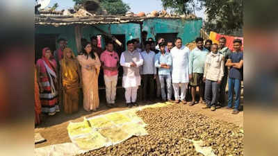 बीजेपी सांसद ने कुम्हारों से खरीदे मिट्टी के दीपक, कहा- इस दिवाली लोकल उत्पादों को दें बढ़ावा