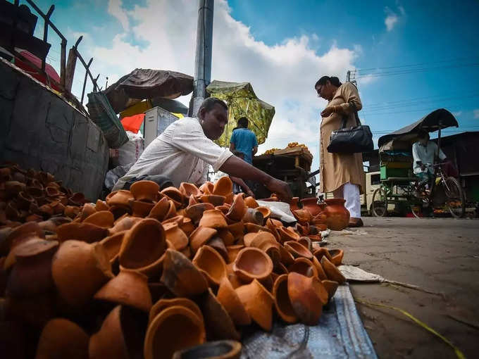 नौगांव में दिवाली के लिए सड़क किनारे दीए बेचता दुकानदार