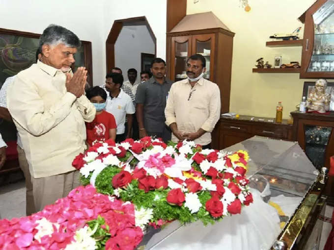 అట్లూరి రామ్మోహన్ రావుకు నివాళులర్పిస్తున్న చంద్రబాబు