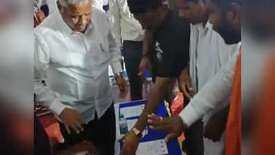 Karnataka News: फरियाद लेकर पहुंची महिला को कर्नाटक के मंत्री ने जड़ा थप्पड़, फिर भी पैर छूकर लगाई गुहार