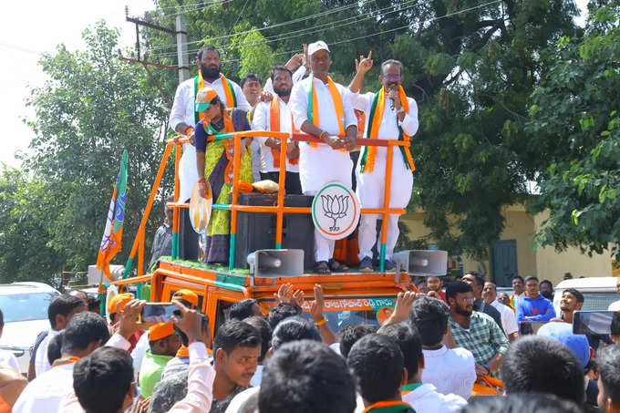 మునుగోడు ఉపఎన్నికలో అభ్యర్థుల ప్రచారం