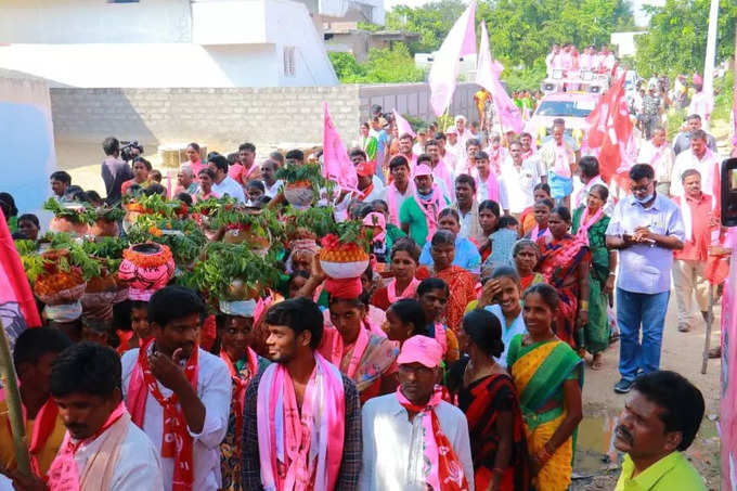 మునుగోడు ఉపఎన్నికలో అభ్యర్థుల ప్రచారం