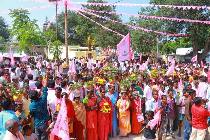 మునుగోడు ఉపఎన్నికలో అభ్యర్థుల ప్రచారం