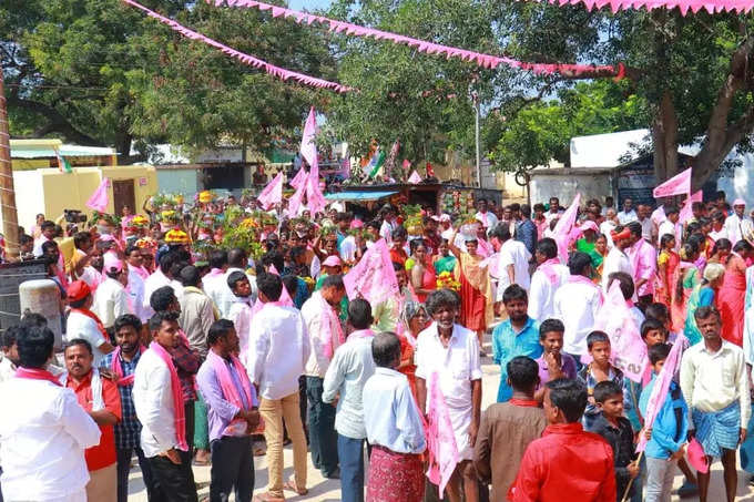 మునుగోడు ఉపఎన్నికలో అభ్యర్థుల ప్రచారం