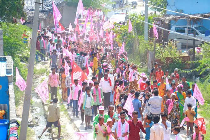 మునుగోడు ఉపఎన్నికలో అభ్యర్థుల ప్రచారం