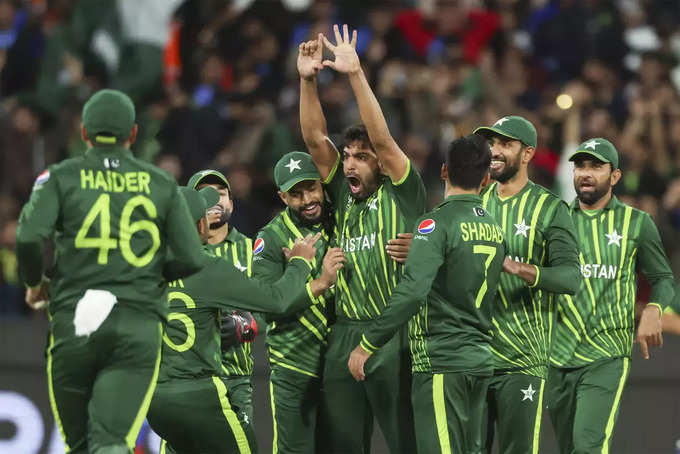 पाकिस्तान की दमदार बॉलिंग, भारत 10 ओवर में 45-4