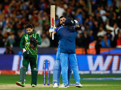 IND vs PAK: आखिरी ओवर के रोमांच में विराट ने पाकिस्तान के मुंह से छीन ली जीत, नवाज ने कराई मिट्टी पलीद 