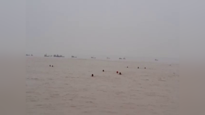 Boat Accident : बीच गंगा में मौत सामना, नदी की धार में समा गई नाव, दिल को दहला देने वाला वीडियो वायरल