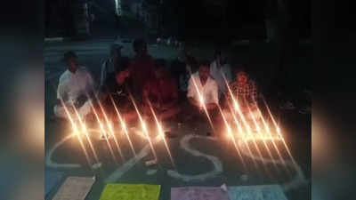 Varanasi News: बीएचयू के छात्र धरना स्थल पर ही मना रहे दिवाली, फीस कम कराने के लिए जारी है लड़ाई