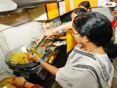 Mamata Banerjee : বাড়ির কালীপুজোয় স্বভাবসিদ্ধ ভঙ্গিতে মমতা, নিজেই রাঁধলেন ভোগ