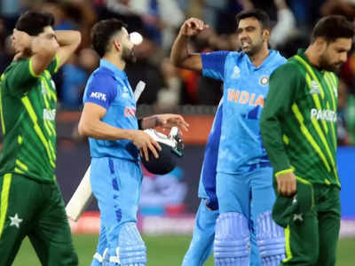 R Ashwin Ind vs Pak: बेस्ट क्रिकेटिंग माइंड... मारधाड़ के खेल में गेंद छोड़कर अश्विन ने पाकिस्तान को दिया 440 वोल्ट का झटका