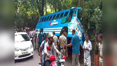 തലശേരിയിൽ നിയന്ത്രണം വിട്ട സ്വകാര്യ ബസ് ഓവുചാലിലേക്ക് മറിഞ്ഞ് നിരവധി പേർക്ക് പരുക്ക്