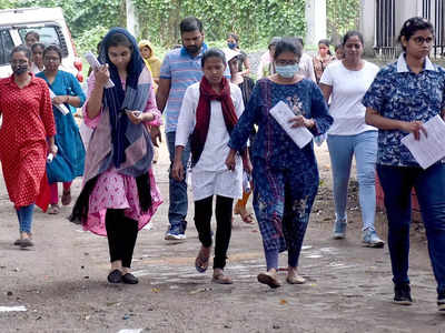 आरोग्य विभागाची परीक्षा रद्द पण १३ लाख विद्यार्थ्यांना २५ कोटींचे शुल्क कधी मिळणार?