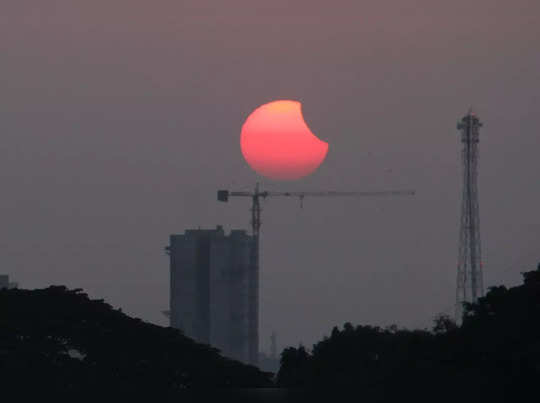 Solar Eclipse in Bengaluru: ಬೆಂಗಳೂರಿನಲ್ಲಿ ಕಂಡ ಗ್ರಹಣದ ಸೂರ್ಯ 