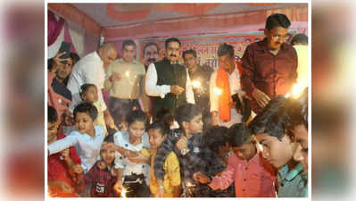 MP : पुलिस परिवारों के साथ गृह मंत्री नरोत्‍तम मिश्रा ने मनाई दीपावली, बच्‍चों को बांटी मिठाई और पटाखे