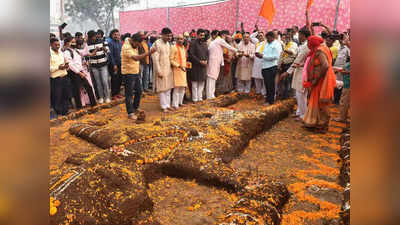 Govardhan Puja 2022 Muhurat: मथुरा समेत देशभर में आज मनाया जा रहा है गोवर्धन पर्व, श्रीकृष्‍ण ने तोड़ा था इंद्र का घमंड