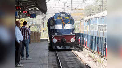 Chhath Special Trains : रेलवे चला रहा 2200 त्योहार स्पेशल रेलगाड़ियां, छठ पर इन शहरों के लिए हैं विशेष ट्रेनें