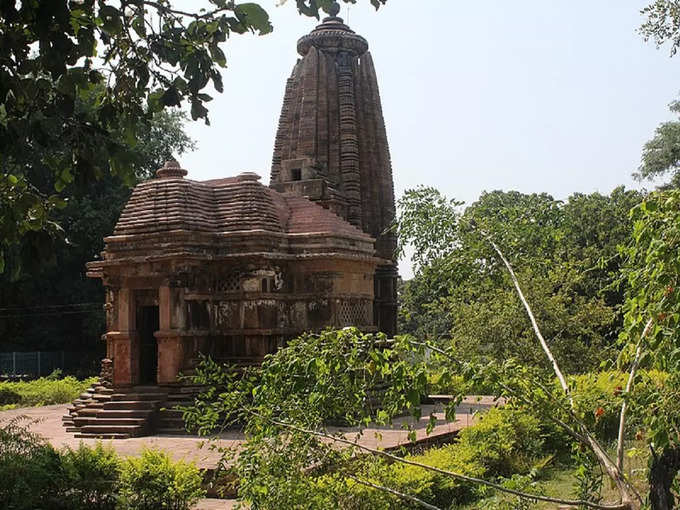 16 स्‍तंभाें पर टिका है मंदिर -