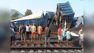 Goods train Derailed చెల్లాచెదురైన 53 వ్యాగన్లు.. భయంతో జనం పరుగో పరుగు.. వీడియో వైరల్