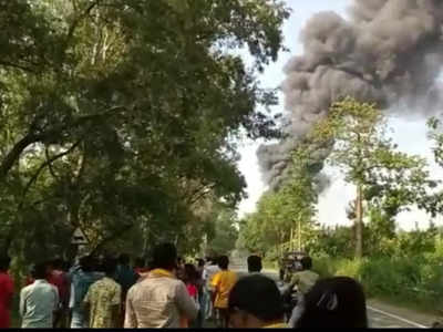 Dumka news: गैस टैंकर सड़क किनारे खड़ी बस से टकराया, 4 बस जलकर खाक, कई लोग झुलसे