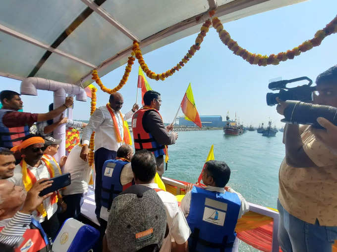 In Udupi several singers gather at sea to participate in koti kantha gayana