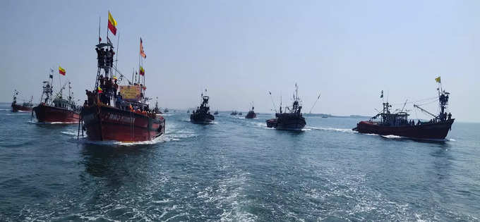 In Udupi several singers gather at sea to participate in koti kantha gayana