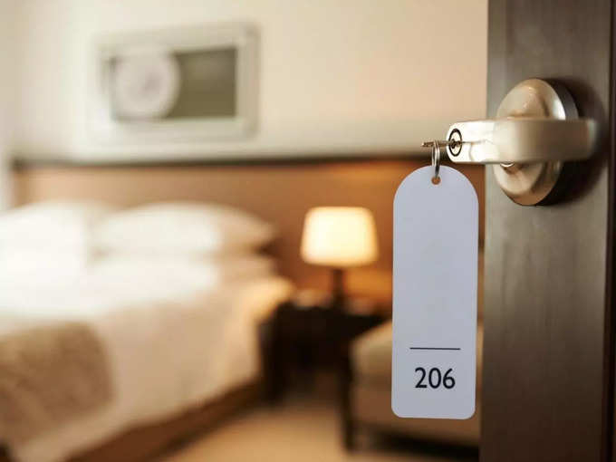 होटल के कमरों में रहना - Not checking your room’s maximum occupancy