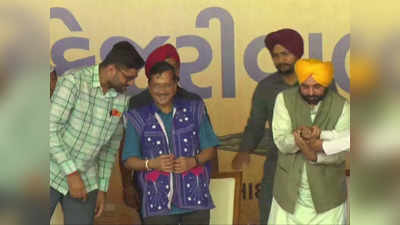 Arvind Kejriwal in Gujarat: गुजरात के पंचमहाल में गरजे केजरीवाल, लक्ष्मी-गणेश की फोटो को बनाया चुनावी मुद्दा, कहा-आप है नया इंजन