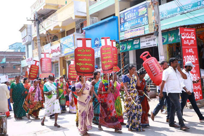 పోస్ట్‌కార్డులతో నేతన్నలు.. గ్యాస్‌బండలతో మహిళలు.. మునుగోడులో హాట్ హాట్ ప్రచారం