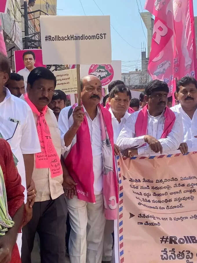 పోస్ట్‌కార్డులతో నేతన్నలు.. గ్యాస్‌బండలతో మహిళలు.. మునుగోడులో హాట్ హాట్ ప్రచారం