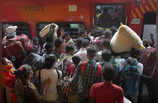 Chhath Crowd at Train Stations: हे छठी मइया! बस ये ट्रेन चढ़ा दे, घर पहुंचा दे... देखें रेलवे स्टेशनों पर कैसे उमड़ा जन सैलाब