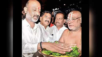 Telangana MLA: नारियल पानी ले आइए... टीआरएस विधायकों ने पुलिस को बुलाने के लिए किया कोडवर्ड का इस्तेमाल